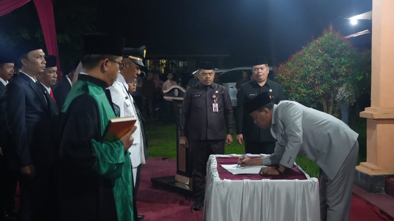 Bupati Kuansing, Suhardiman Amby saat melantik pejabat eselon III dan Kepsek.(foto: ultra/halloriau.com)