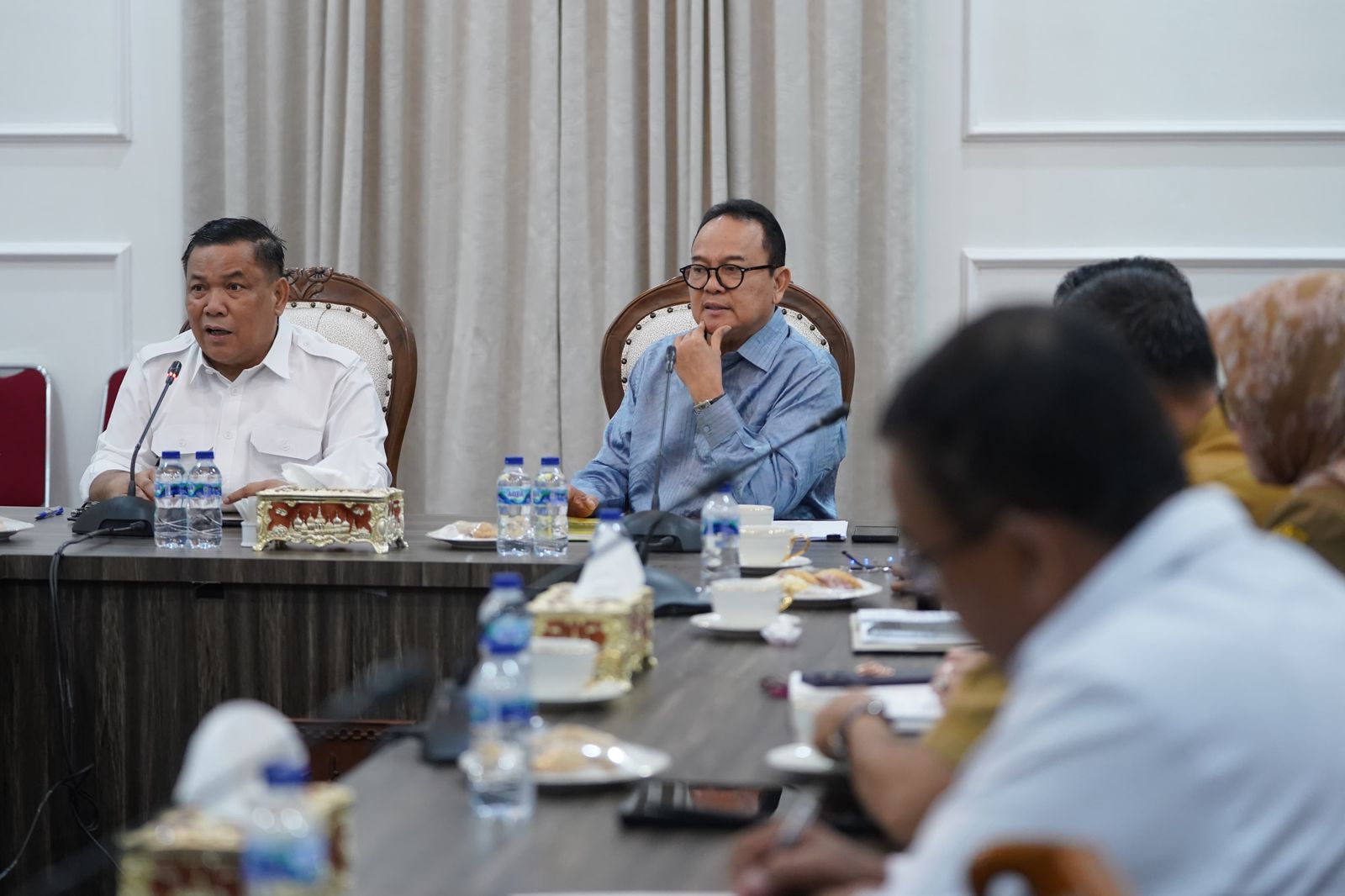 Pj Gubri, SF Hariyanto membahas percepatan infrastruktur Provinsi Riau bersama TA infrastruktur Rusli Zainal (foto/Yuni)