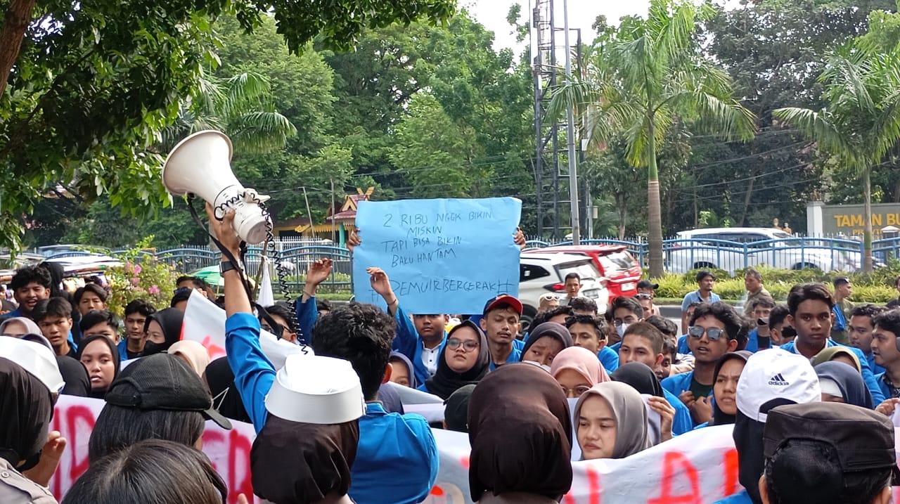 Seratusan mahasiswa UIR gelar unjuk rasa di depan gedung DPRD Riau, Kamis (13/6/2024) (foto:rinai/halloriau) 