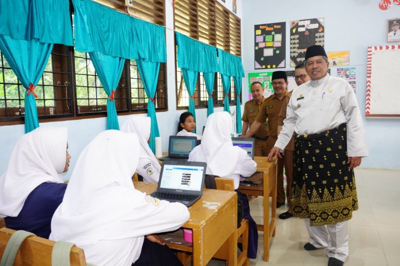 Bupati Siak, Alfedri berkunjung ke SMPN 1 Mempura (foto/ist)