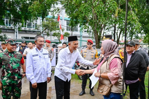 Walikota Dumai, Paisal menyapa masyarakat saat meninjau pemungutan suara di beberapa TPS (foto/bambang)