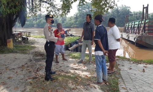 Personel Polsek SKP saat melakukan cooling system Pemilu 2024 di kawasan Pelabuhan Pemko Pekanbaru.(foto: rahmat/halloriau.com)