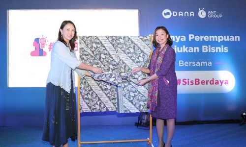 Chief of People & Corporate Strategy DANA Indonesia, Agustina Samara dan Chief Sustainability Officer of Ant Group, Sabrina Peng.(foto: istimewa)