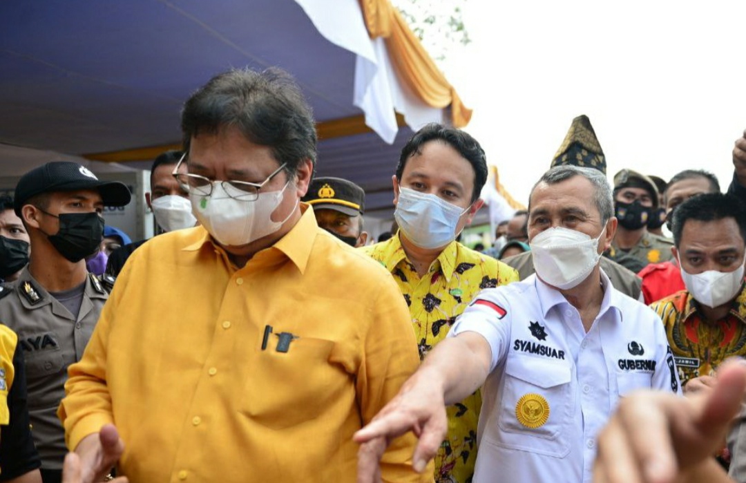 Menko Airlangga Hartarto saat ke Pasar Bawah Pekanbaru. 