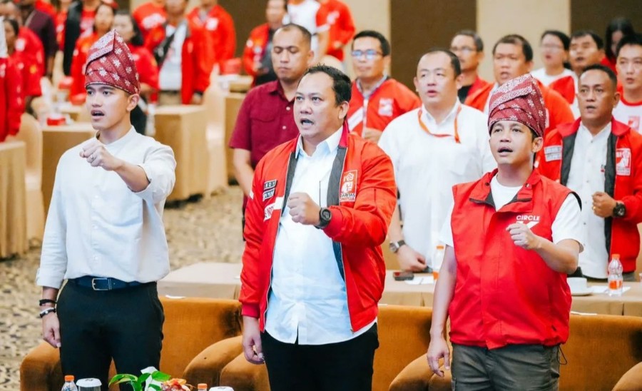 Ketua DPW PSI Riau, Juandy Hutauruk (tengah) bersama Ketum Kaesang Pangarep dan Sekjen Raja Juli Antoni dalam Kopdarwil di Pekanbaru (foto/ist)