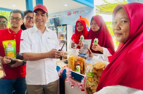 Kepala Kantor Perwakilan BI Riau, Panji Achmad saat singgah di booth Pekan QRIS Nasional.(foto: barkah/halloriau.com)