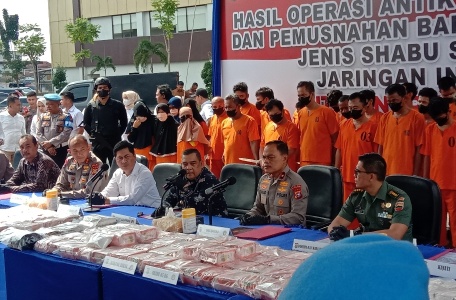 Wagubri Edy Natar (tengah) saat hadiri konferensi pers hasil Operasi Antik Lancang Kuning 2023 di Mapolda Riau (foto/bayu)