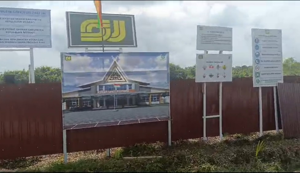 Lokasi proyek Rumah Sakit Pratama yang ditutupi pagar seng