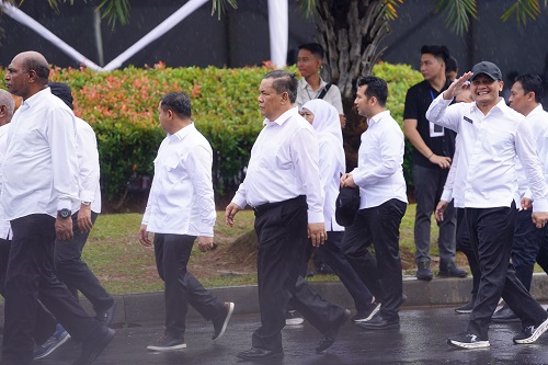 Momen Wakil Gubernur Riau, SF Hariyanto basah kuyup saat jalani gladi resik jelang pelantikan besok (foto/Yuni)