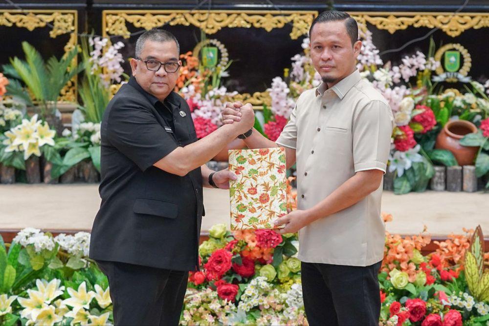 Wakil Ketua DPRD Riau, Agung Nugroho menyerahkan laporan hasil reses kepada Wakil Gubernur Riau, Edy Natar.(foto: mcr)