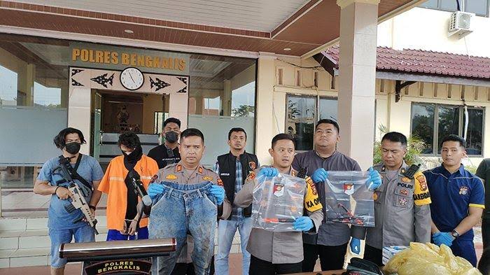 Kapolres Bengkalis saat ekspos pengungkapan kasus perampokan dan pembunuhan di Mapolres Bengkalis.(foto: tribunpekanbaru)