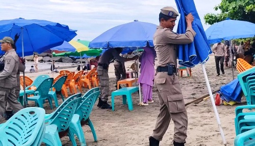 Satpol PP Padang tertibkan PKL di Pantai Padang.(foto: padek.com)