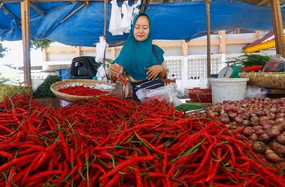 Neli memperlihatkan cabai merah yang dijualnya di pasar Jalan Teratai Pekanbaru
