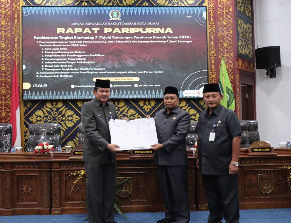 Sekda Dumai, Indra Gunawan menerima laporan hasil kerja Pansus terhadap tujuh Ranperda yang diserahkan Ketua DPRD Agus Miswandi (foto/bambang)