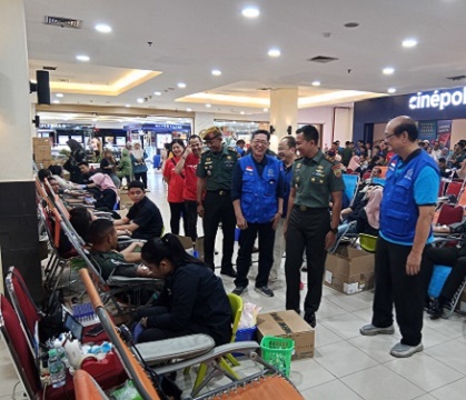 Sekretaris PSMTI Riau, Toni Sasanasurya bersama Mayor Arh Bangun Bara Kurniawan Prabowo tinjau donor darah.