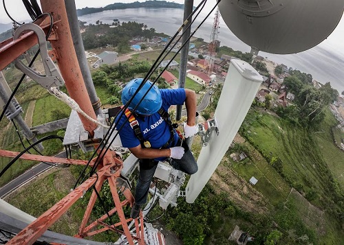 Teknisi XL Axiata melakukan pemeliharaan perangkat BTS di atas tower di sekitar Kawasan Wisata Danau Toba, Samosir, Sumatera Utara, beberapa waktu lalu. 