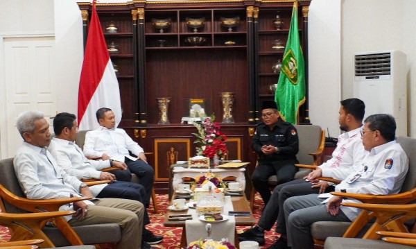 Bertemu Gubri Abdul Wahid, KPU Riau kembalikan sisa dana hibah Pilkada Riau 2024 (foto/yuni)