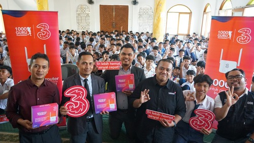 Tri Indosat bersama 1.000 Guru Foundation berhasil menyalurkan 1.000 router internet. (Foto: Istimewa)