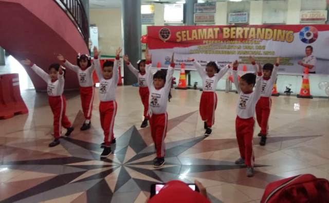 Murid TK Pertiwi Kota Pekanbaru tengah perform di depan dewan juri, berhasil meraih hasil maksimal.