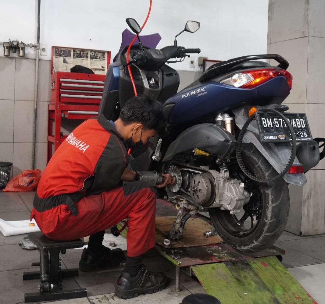 Mekanik Yamaha melakukan servis NMax.(foto: istimewa)