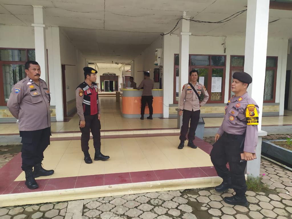 Personel Polres Rohil saat pengamanan Kantor KPU dan gudang logistik pemilu.(foto: afrizal/halloriau.com)