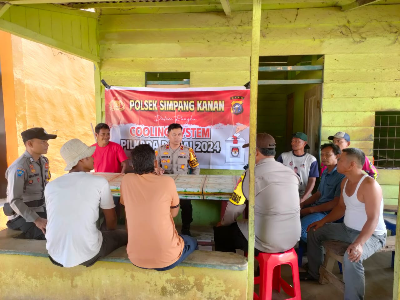 Kapolsek Simpang Kanan, Ipda Martin Luther Munte serukan Pilkada Damai di Kota Parit (foto/afrizal)