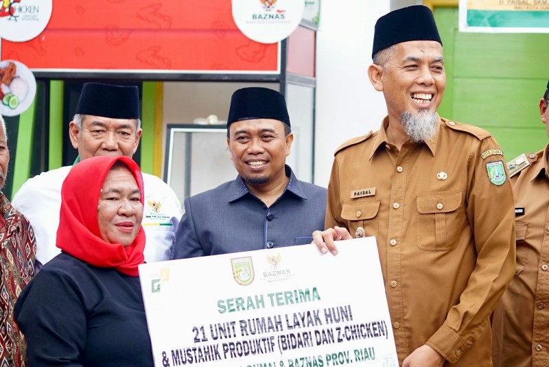 Walikota Dumai, Paisal secara simbolis serahkan bantuan RLH bantuan Baznas Dumai (foto/bambang)