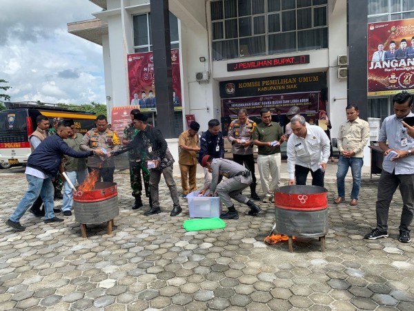 KPU Siak musnahkan surat suara rusak dan berlebih (foto/diana)