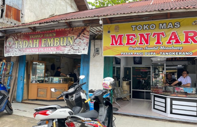 Warga Pekanbaru ramai jual emas perhiasan akibat ekonomi sulit (foto/Mg1)