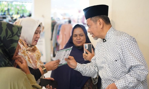 Asisten I Setdaprov Riau, Masrul Kasmy saat mengajak para pelaku UMKM segera mendaftarkan sertifikasi halal produknya.(foto: mcr)