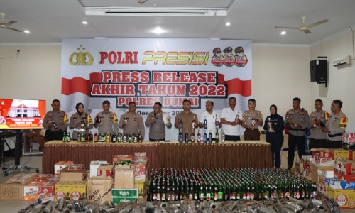 Kapolres Dumai AKBP Nurhadi Ismanto memimpin ekspos akhir tahun di Gedung Citra Waspada Polres Dumai Jalan Jenderal Sudirman, Kamis (29/12/2022).(foto: bambang/halloriau.com)