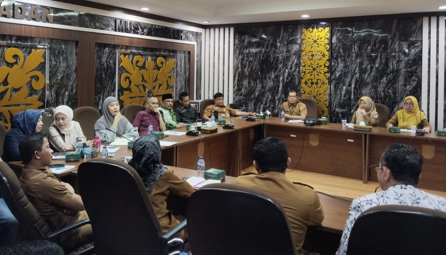 Komisi III DPRD Pekanbaru hearing dengan Disdik Kota Pekanbaru (foto/Mimi)