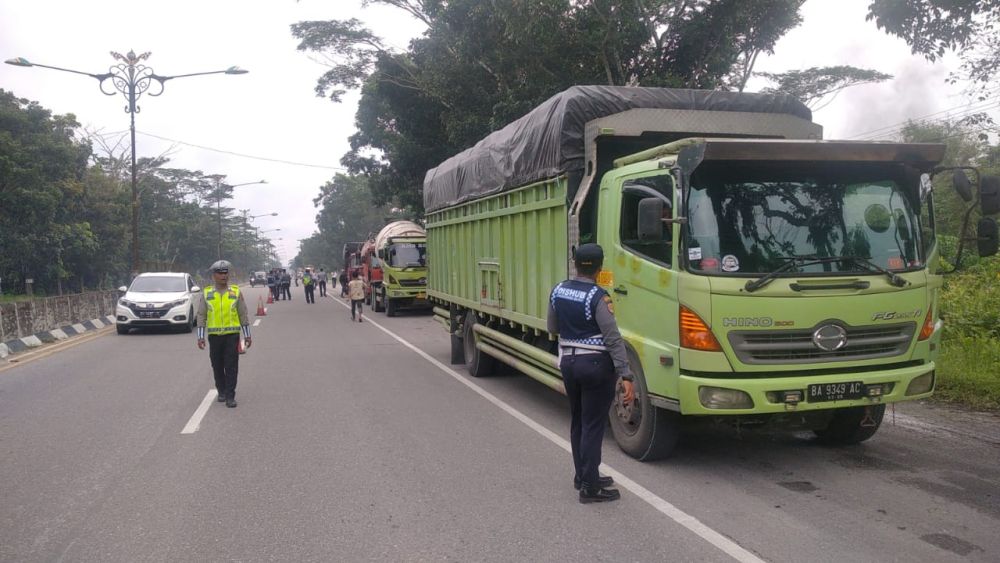 Petugas gabungan razia truk di Kampar.(foto: mcr)