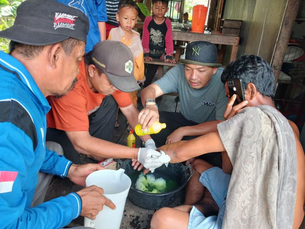 Zulkarnain mendapat perawatan medis usai diserang buaya.(foto: mcr)