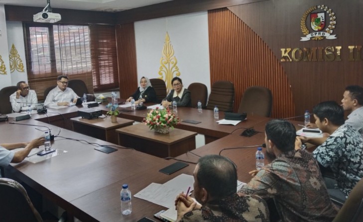 Komisi II DPRD hearing dengan ritel modern di Pekanbaru (foto/Mimi)