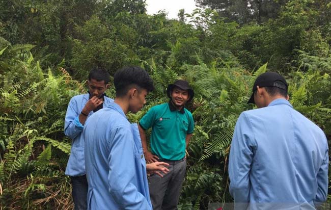 Mahasiswa UR ketika Kukerta di Kampung Rawa Mekar Jaya, Sungai Apit, Siak.
