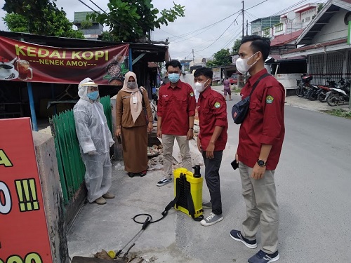 Mahasiswa Kukerta Unri lakukan penyemprotan disinfektan ke rumah warga di Kelurahan Pulau Karomah, yang dinyatakan positif Covid-19.
