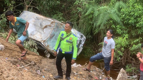 Ambulans membawa jenazah balita terjun ke jurang di Samosir, Sumut (foto/ist)