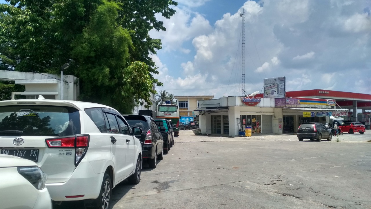 Antrean solar di SPBU di Pekanbaru.