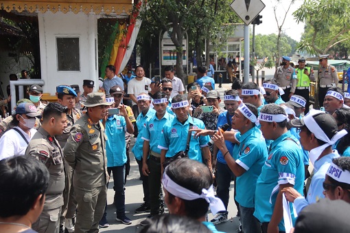 Ratusan anggota FSPBPU Riau demo di MPP Pekanbaru (foto/Dini)