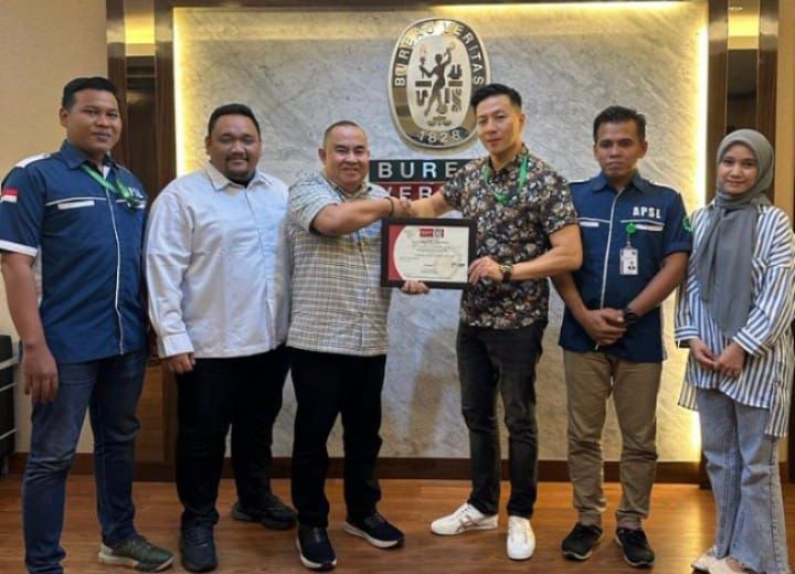 Penyerahan Sertifikat ISPO oleh Certification Business Unit Manager PT. BVI, Fajar Deniswara kepada Direktur Operasional PT. APSL, Johannes K, di Kantor PT. BVI, Jumat (8/9/2023).(foto: istimewa)