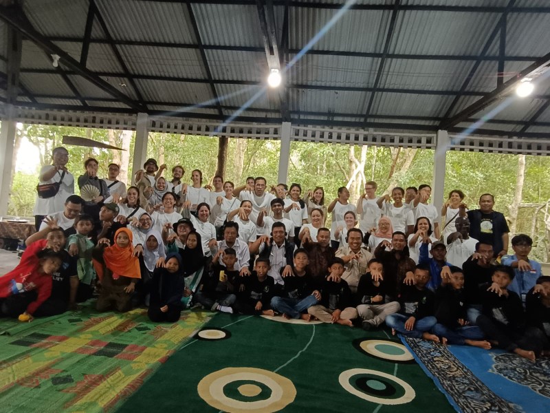 Manajemen PT Imbang Tata Alam bersama NGO Proforest foto bersama dengan latar belakang kawasan konservasi Mangrove Sungai Bersejarah di Kecamatan Sei Apit, Siak (foto/ist)