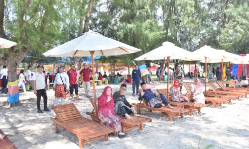 Suasana di Pantai Lapin Rupat Utara saat kegiatan mandi safar.(foto: zulkarnaen/halloriau.com)