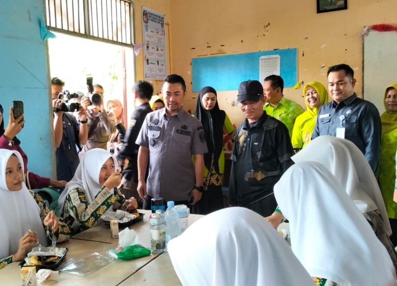 Pj Wako Risnandar tinjau simulasi program Makan Sehat Gratis di Pekanbaru (foto/Dini)