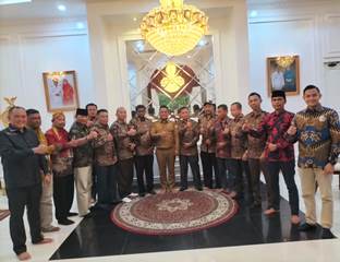 Bupati Zukri bersama Paguyuban Pujakusuma Riau dan Pelalawan (foto/andi)