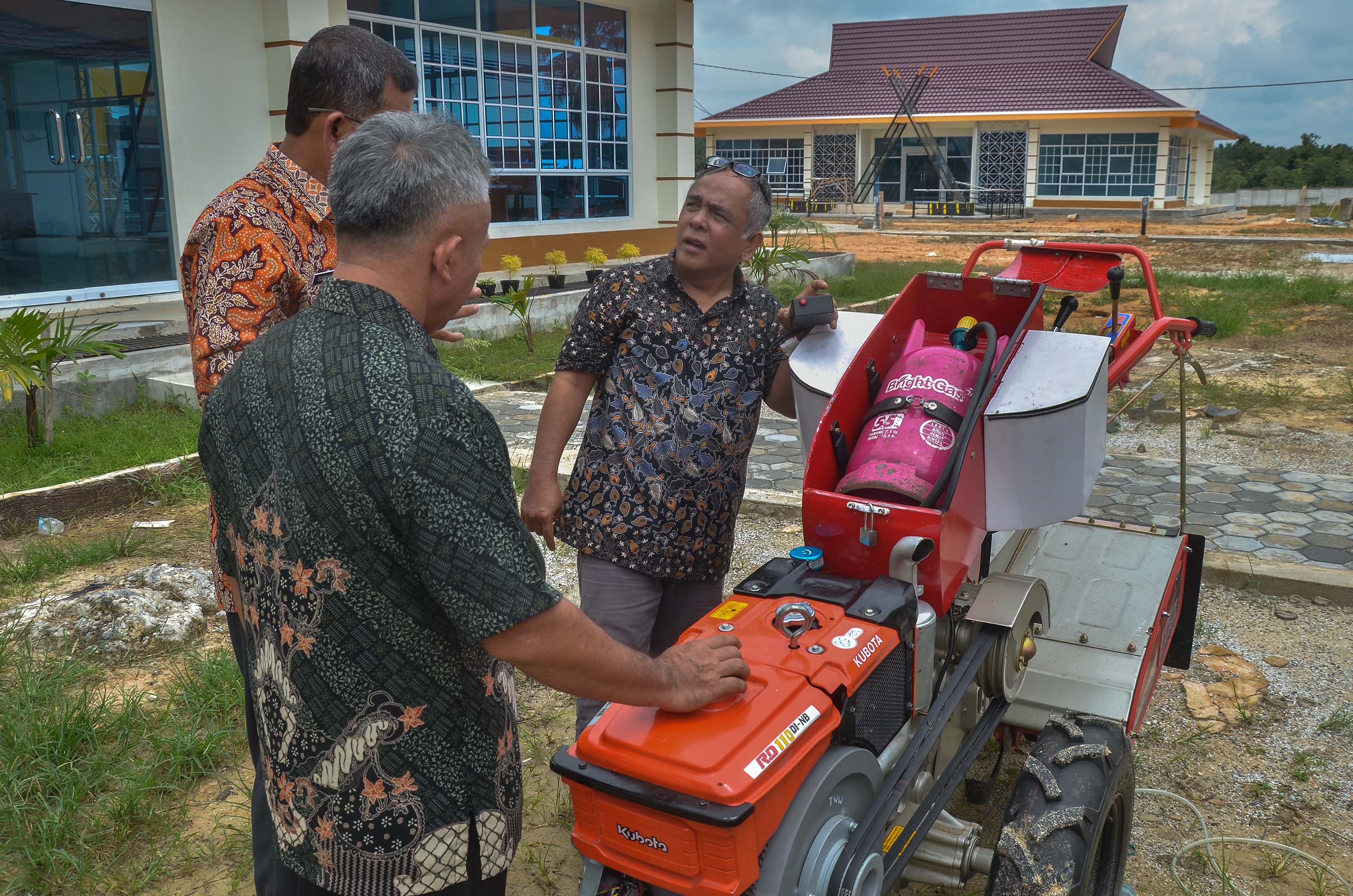 Abdul Hakim Pane selaku Inovator memperlihatkan traktor tangan berbahan bakar gas saat melakukan sosialisasi di Riau Science Techno Park Jalan Pasir Putih, Kecamatan Siak Hulu, Kabupaten Kampar, Riau, Kamis (1/11/2018).  FOTO: Wahyudi