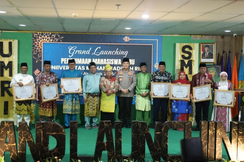 Bupati Siak, Alfedri menerima penghargaan bergengsi dari Universitas Muhammadiyah Riau (foto/diana)