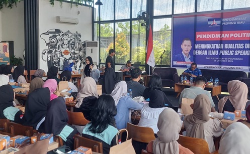 Ratusan peserta ikut pendidikan politik dari DPD Demokrat Riau di salah satu cafe, Jalan Arifin Ahmad, Pekanbaru (foto/Mimi)