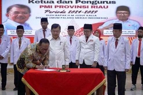 Jusuf Kalla saat melantik pengurus PMI Riau 2024.(foto: mcr)