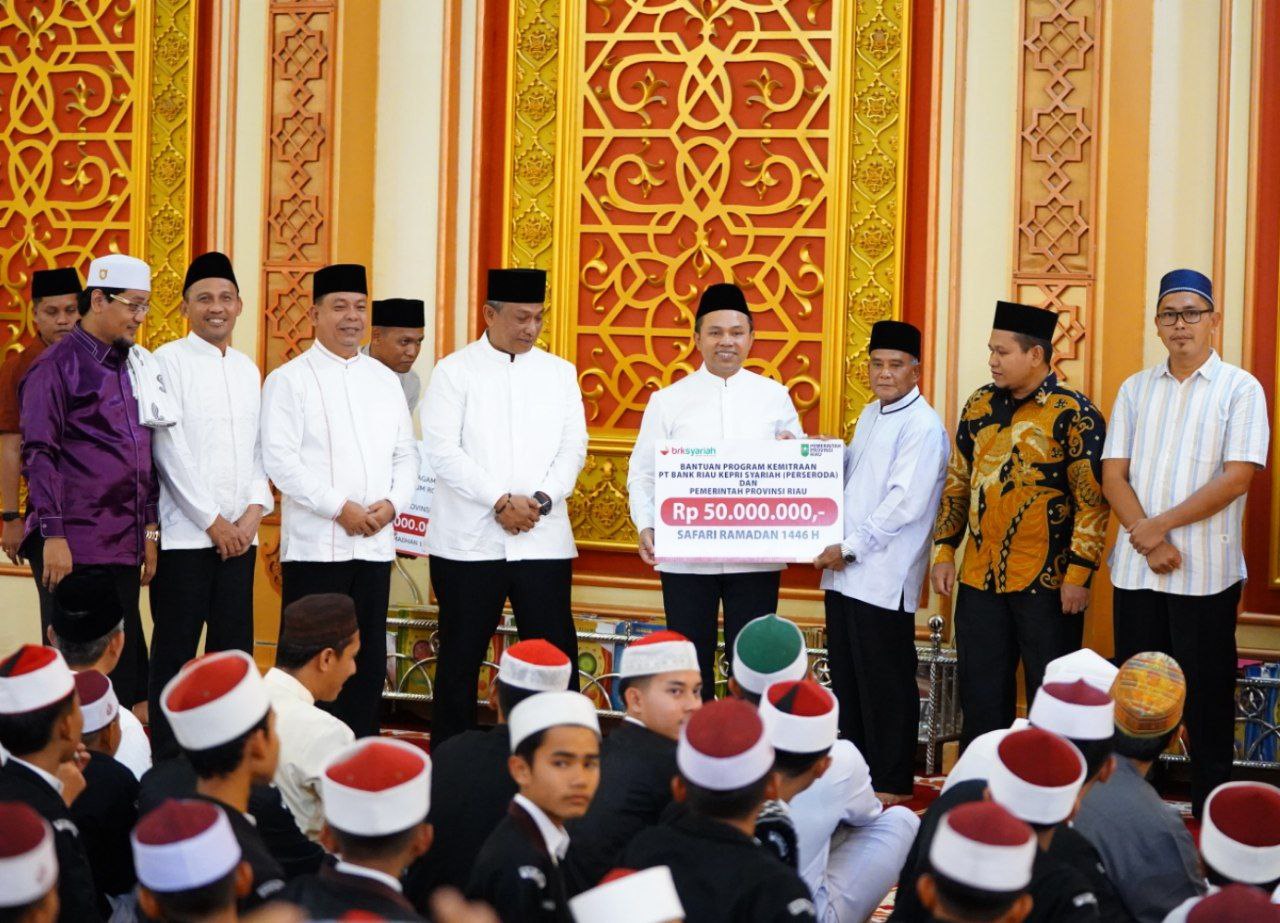 Gubernur Riau (Gubri), Abdul Wahid, serahkan berbagai bantuan, mulai dari santunan bagi anak yatim hingga dana pembangunan masjid.